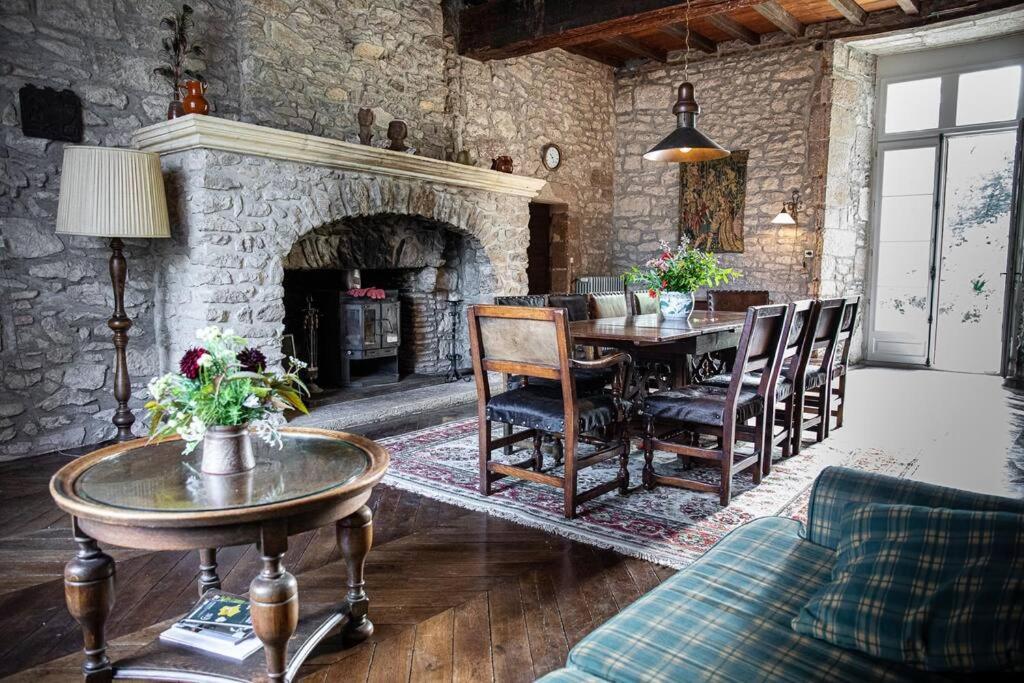 Chateau Barayre - Beautiful 12Th Century Castle With Pool And Large Garden Laussou Exterior foto